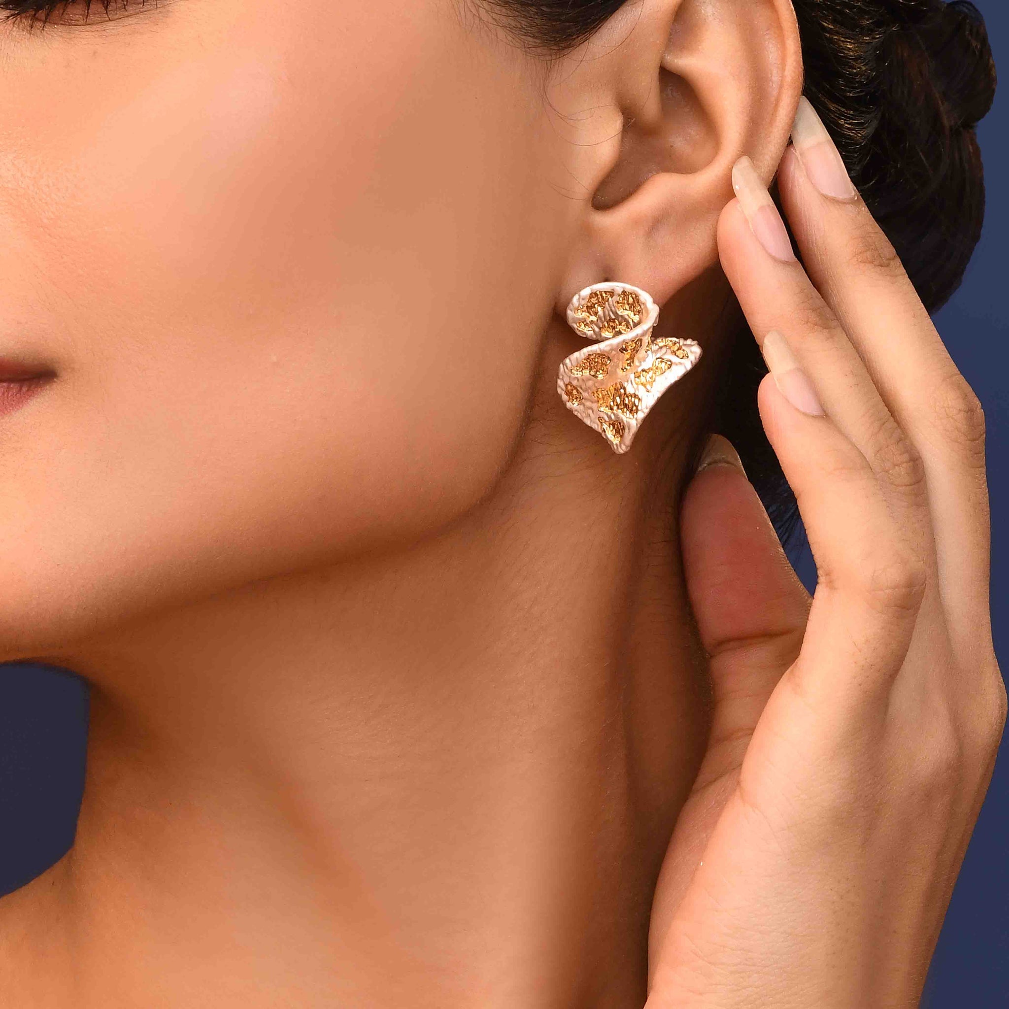 UNIHLC Wave Sculpt Studs